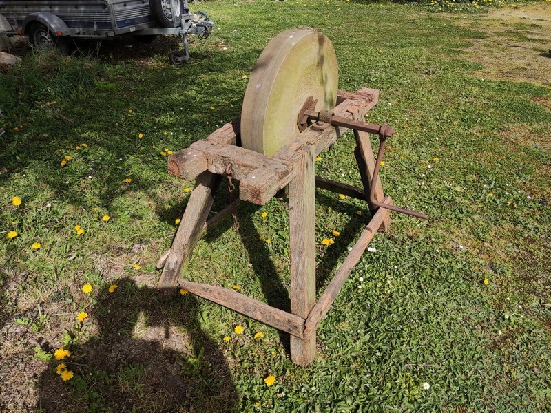 Ancienne Meule � Aiguiser en Pierre sur Support Bois 0 Parn�-sur-Roc (53)