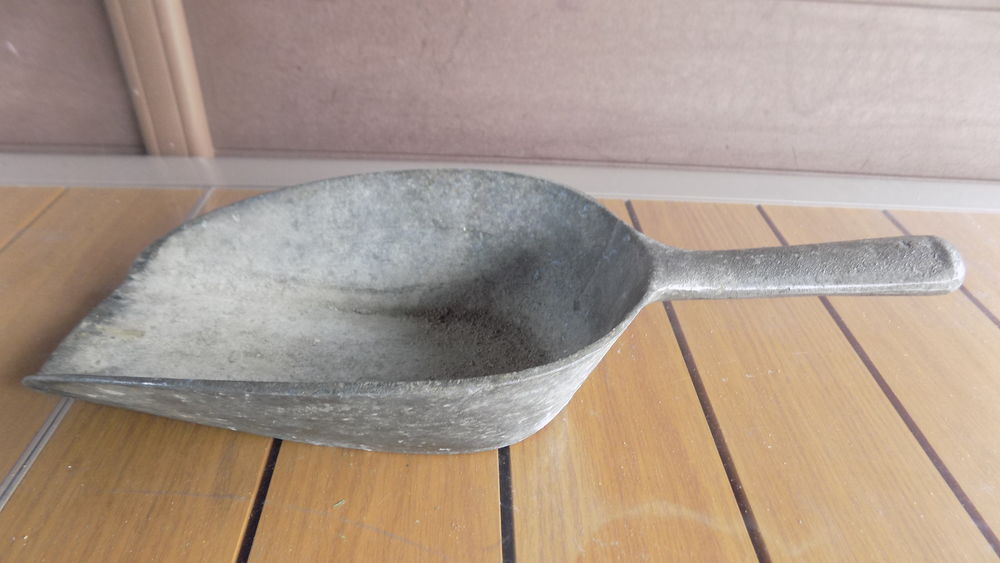 Ancienne pelle � grains  et en m�tal 
20 Barenton (50)