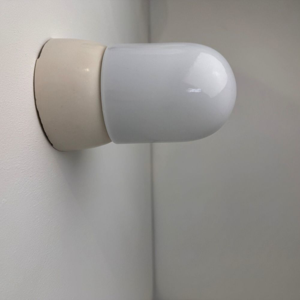 Ancienne petite applique en opaline vintage
50 Montreuil (93)