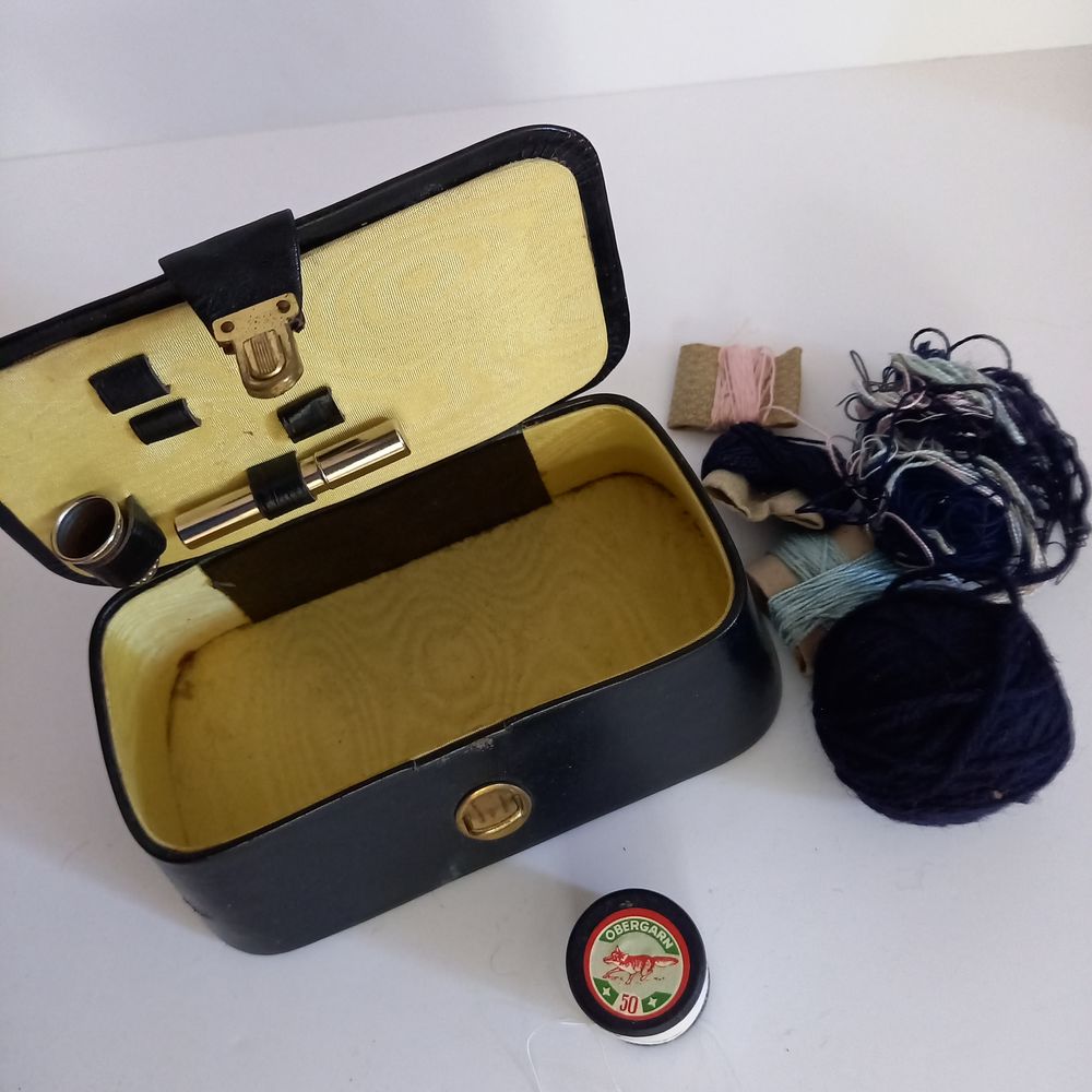 Ancienne petite boite � ouvrage ancienne, en cuir,  pour la 20 Saumur (49)