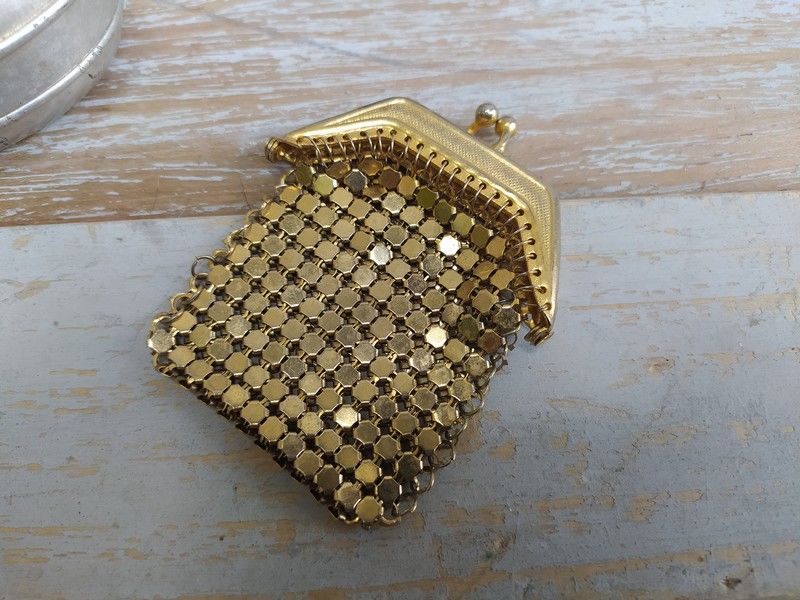 Ancienne Petite Bourse Porte Monnaie en Maille M�tal Dor� 
20 Loches (37)