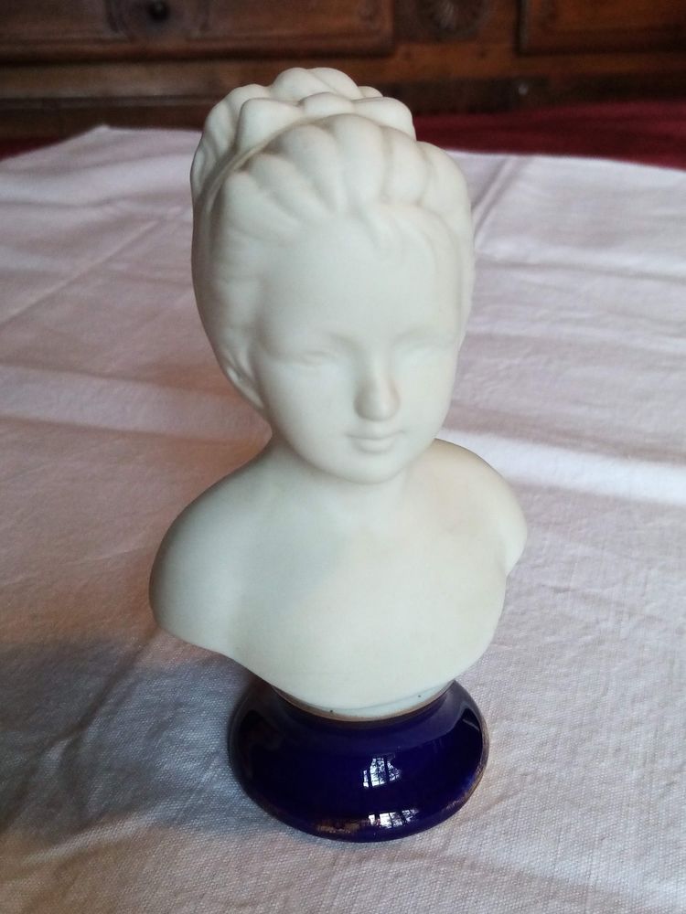 Ancienne petite Marianne en biscuit sur socle (n�3) 15 Avermes (03)