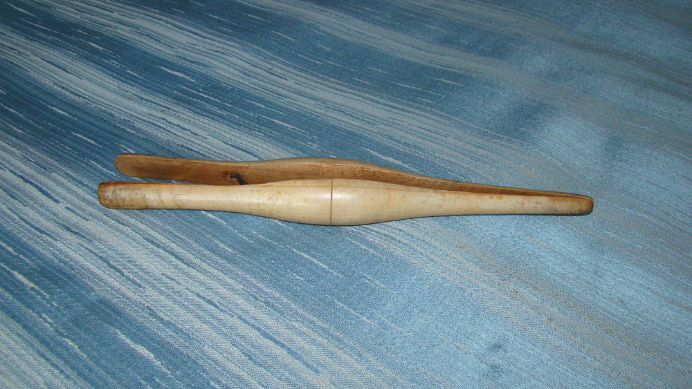 Ancienne pince � gants en buis - XIX�me
25 Gargenville (78)