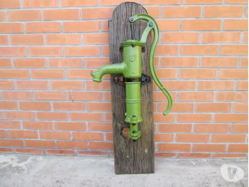 Ancienne pompe � bras en fonte, restaur�e          121 90 Valenciennes (59)