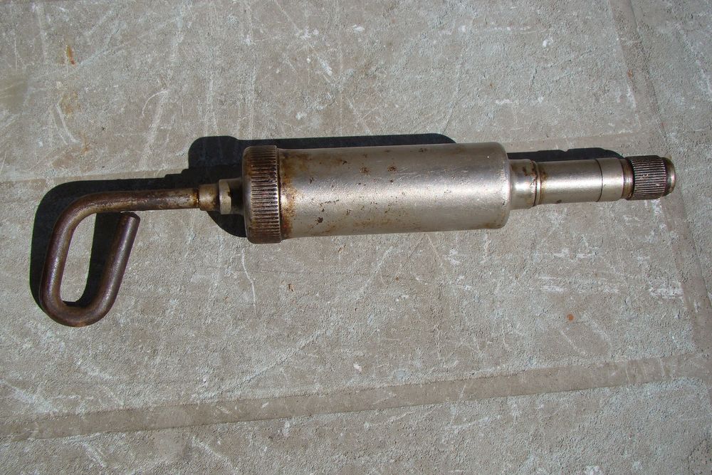 Ancienne pompe � graisse T�cal�mit
20 Gargenville (78)