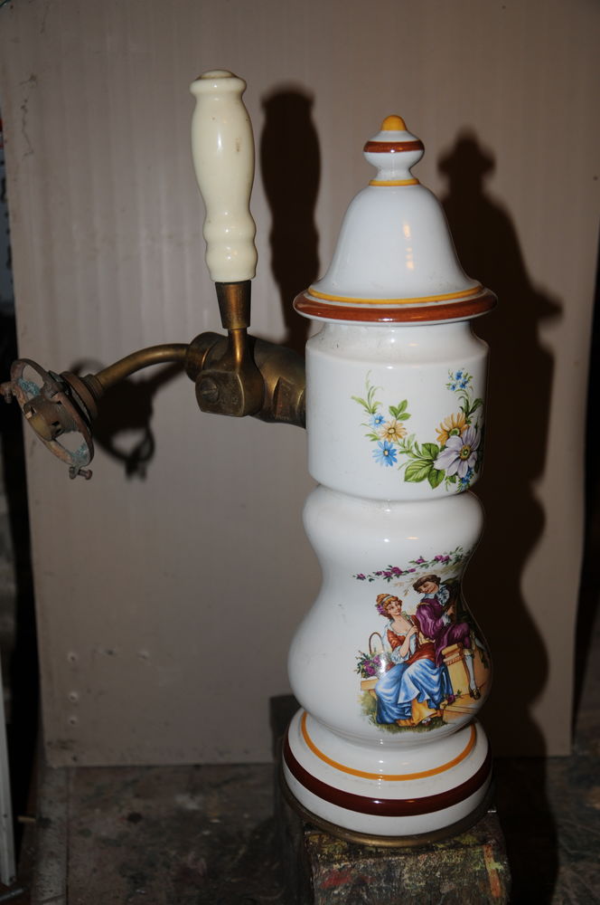 ancienne pompe de tirage de biere en faience avec d�co 80 Brest (29)