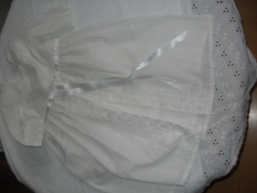 Ancienne robe de bapt�me en coton blanc 30 Saint-Germain-au-Mont-d'Or (69)