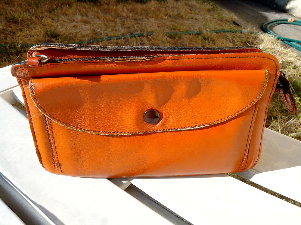 Ancienne sacoche en cuir - ann�e 1960 5 Commelle (38)