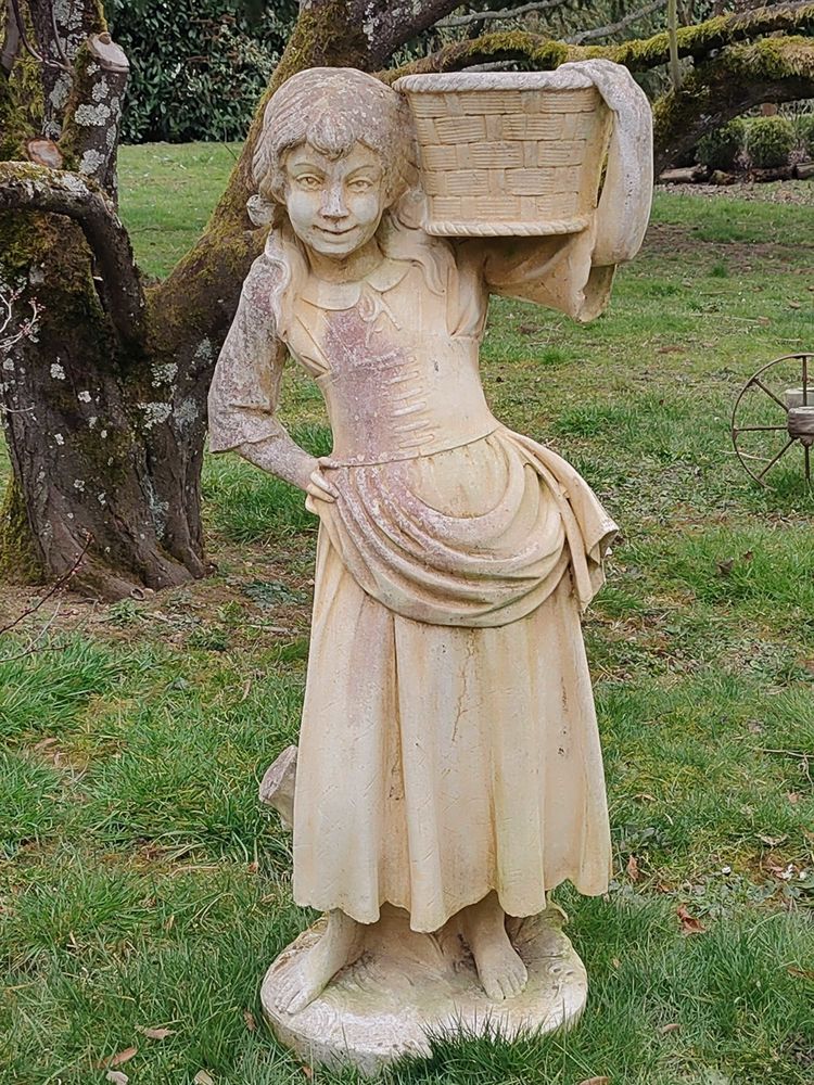 Ancienne statue de jardin en pierre '' jardini�re '' 280 Avermes (03)