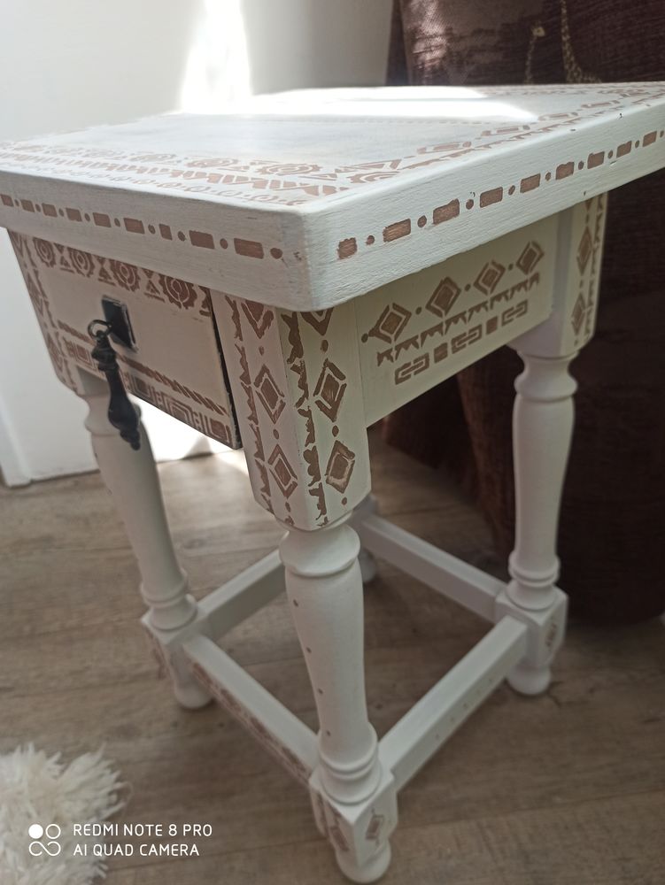 Ancienne table de chevet en bois massif � motifs ethniques 30 Nantes (44)