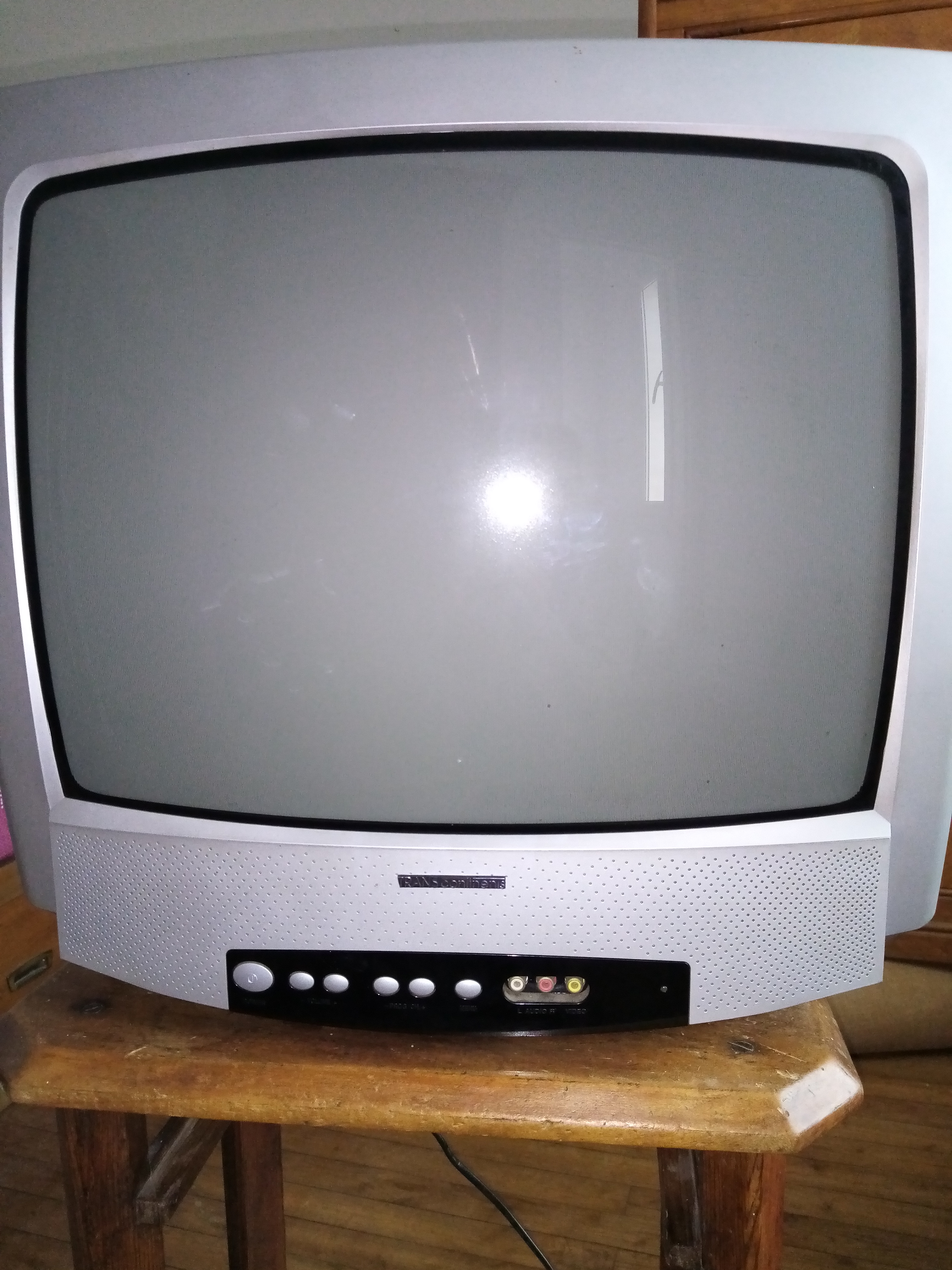 ANCIENNE TELE
( larg.50 cm  ht.46 cm prof.44 cm  )
20 Leg� (44)