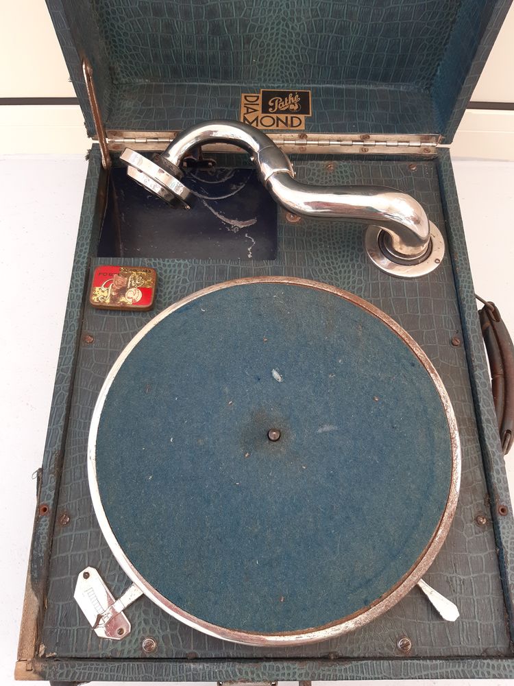 Ancienne valise phono + boite aiguilles. 40 Le Vernois (39)