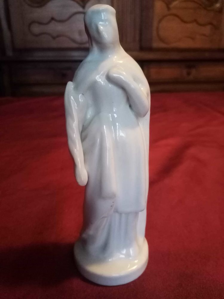 Ancienne vierge en biscuit hauteur 16 cm porteuse de pain ( n�3) 20 Avermes (03)