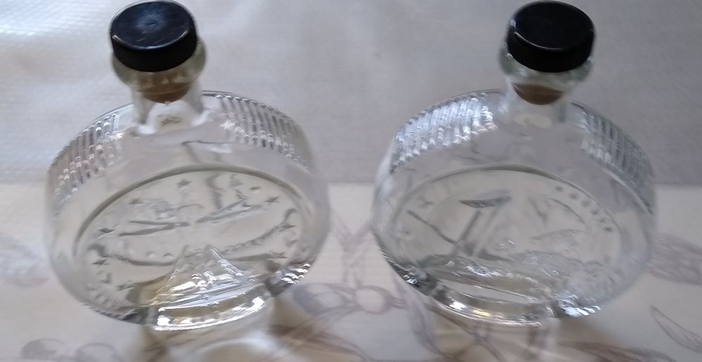 2 Anciennes petites bouteilles en verre grav�e en relief 3 Meximieux (01)
