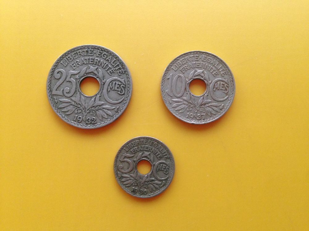 1 lot de 12 anciennes pi�ces perc�es de Lindauer.. 18 Saint-Vallier (71)