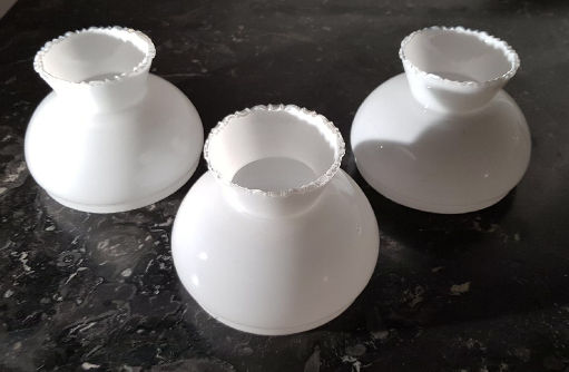 Lot de 3 anciennes tulipes blanches en verre TBE 30 Argueil (76)