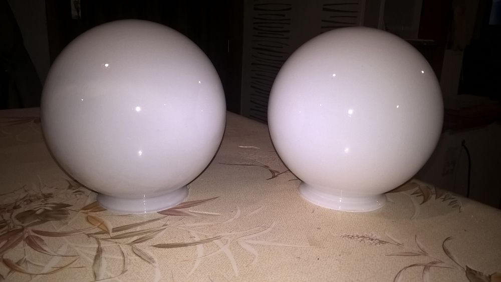 Anciens abat-jours  boule  opaline. 15 Flers-en-Escrebieux (59)