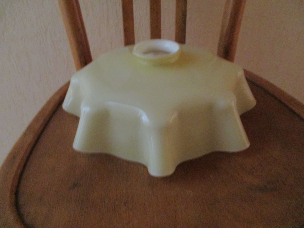 2 anciens abats jour coloris blanc plus de 80 35 M�rignies (59)