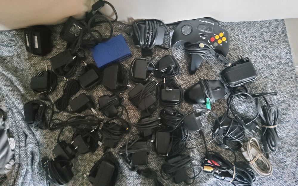 Anciens chargeurs t�l�phones portables et c�bles divers 10 Le M�e-sur-Seine (77)