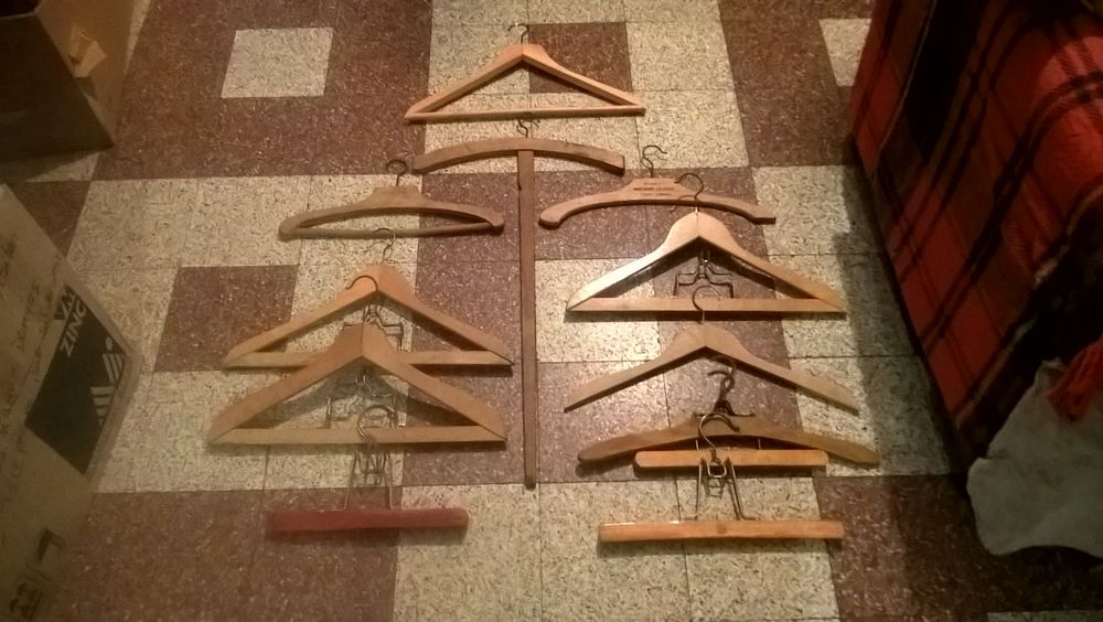 Anciens cintres/porte-v�tements bois. 16 Flers-en-Escrebieux (59)