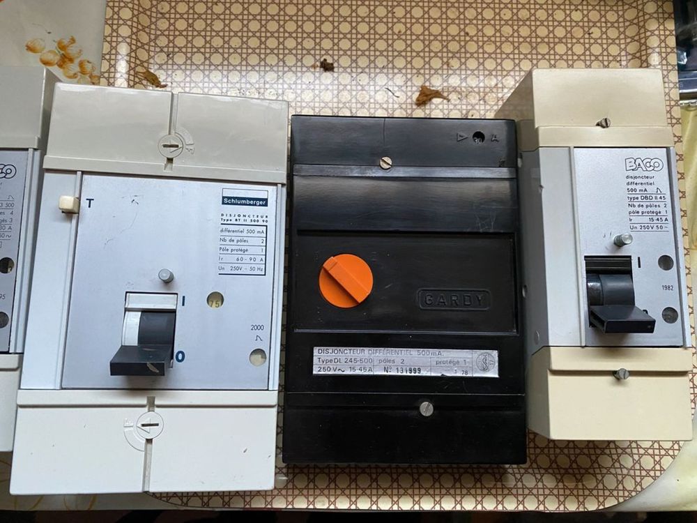 anciens disjoncteurs �lectriques monophas�s ou triphas�s 15 Mandres-les-Roses (94)