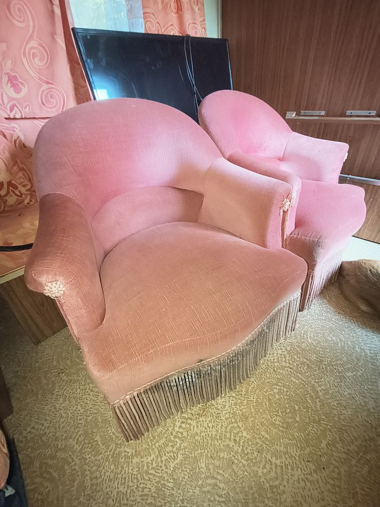 Anciens fauteuils crapaud en velours rose. 60 Saint-L�ger (47)