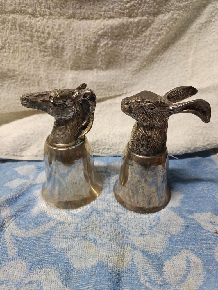 2 Anciens gobelets th�me chasse en m�tal argent� 120 Le Controis-en-Sologne (41)