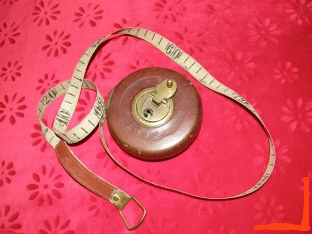 Anciens m�tres ruban avec enrouleur en cuir 28 Brem-sur-Mer (85)