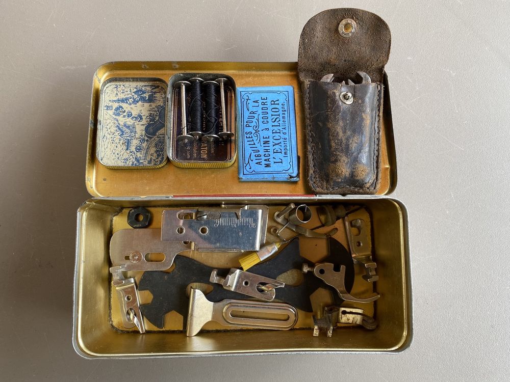 Anciens outils et revues de la machine a? coudre anciennes 55 Sanguinet (40)