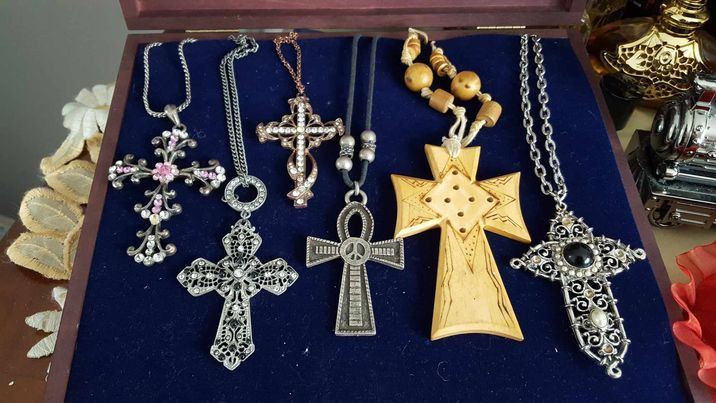  Six anciens pendentifs croix diff�rents artisanales N� 1280 10 Beaune (21)