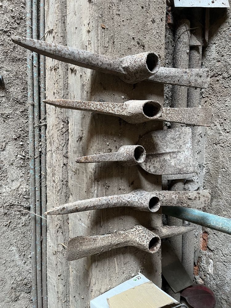 5 anciens pics de terrassier 15 Saint-Sernin-du-Plain (71)