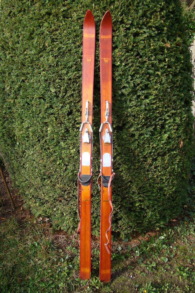 Anciens skis en bois Trixylo  - ann�es 1940   
140 Gargenville (78)