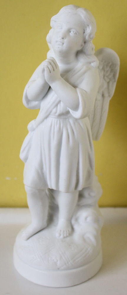 Ange en porcelaine biscuit Villenauxe Sign� MF
num�rot� 100 Issy-les-Moulineaux (92)