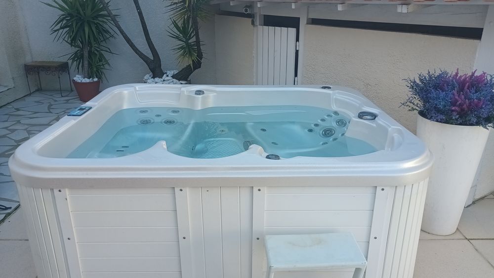 Angel Spa blanc 3 places azur version elite 42 jets 2500 La Grande-Motte (34)