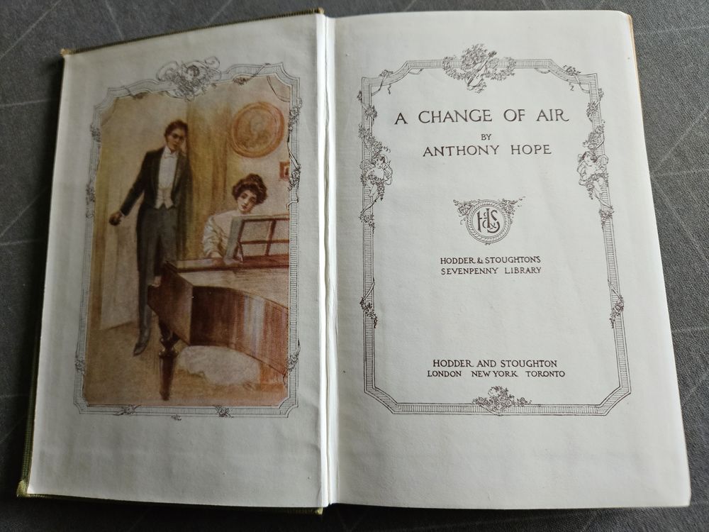 EN ANGLAIS:vieux livre plein de jolis d�tails 0 Villars (42)