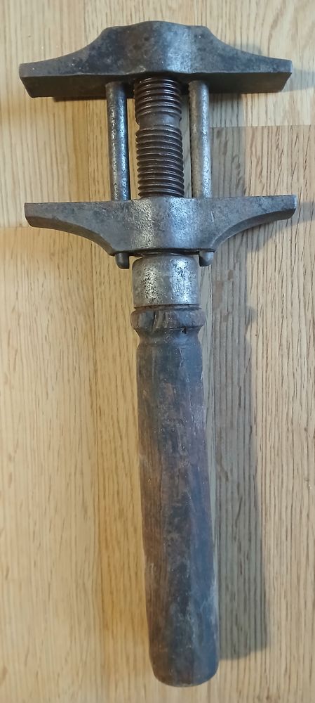 Cl� anglaise � molette ? Outil ancien ? Collection. 20 Mig� (89)