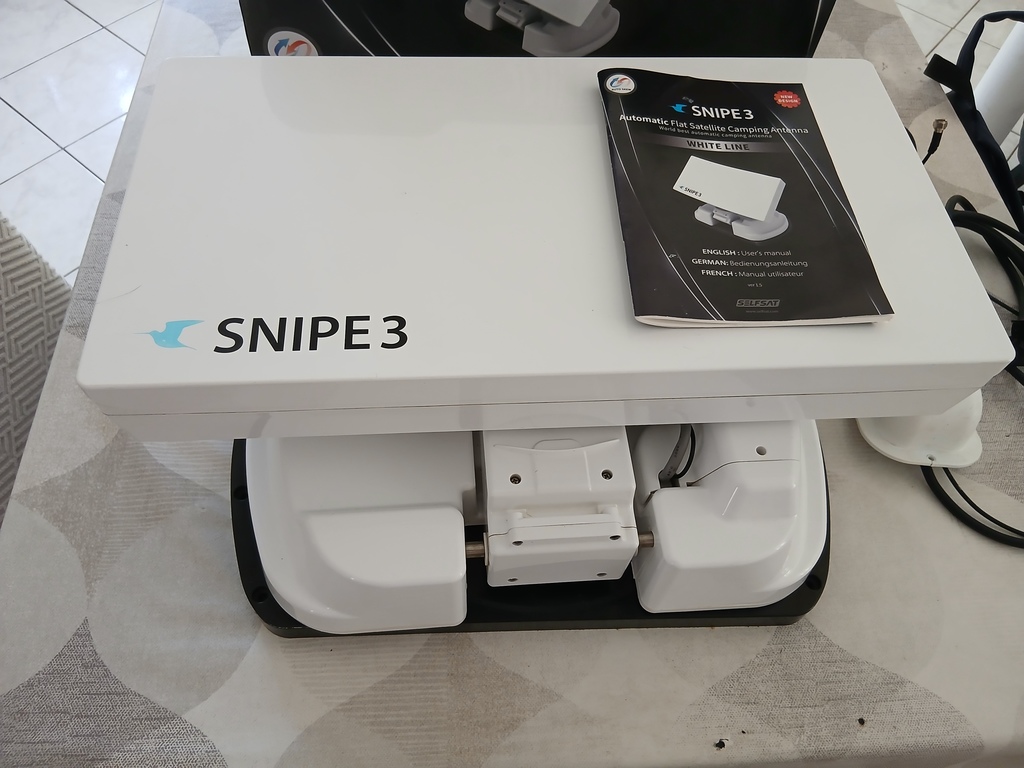 Antenne Satellite Automatique Blanche SNIPE3 pour Camping 450 Athis-Mons (91)