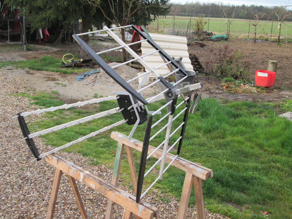 Antenne de t�l�vision . 30 N�grepelisse (82)
