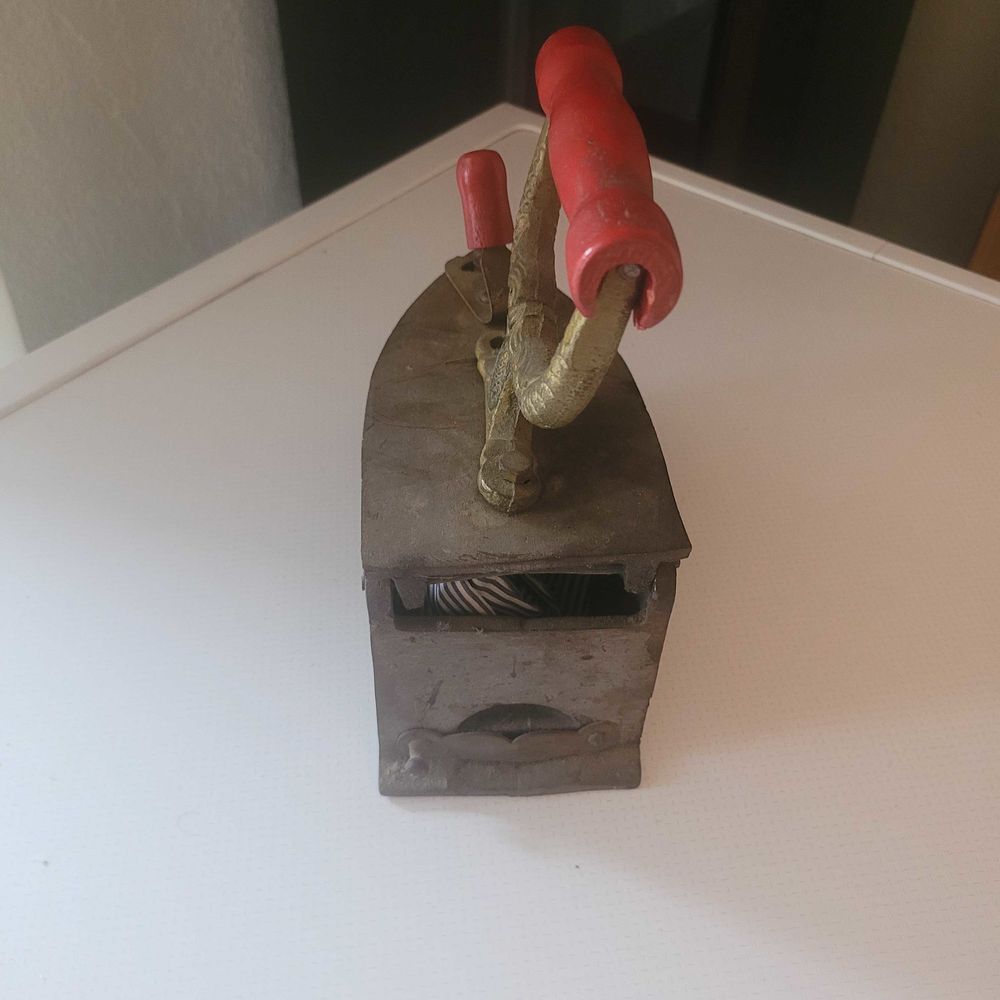 Antique avant les ann�es 1900 en fonte charbon de bois  fer BAESA 150 Cannes La Bocca (06)