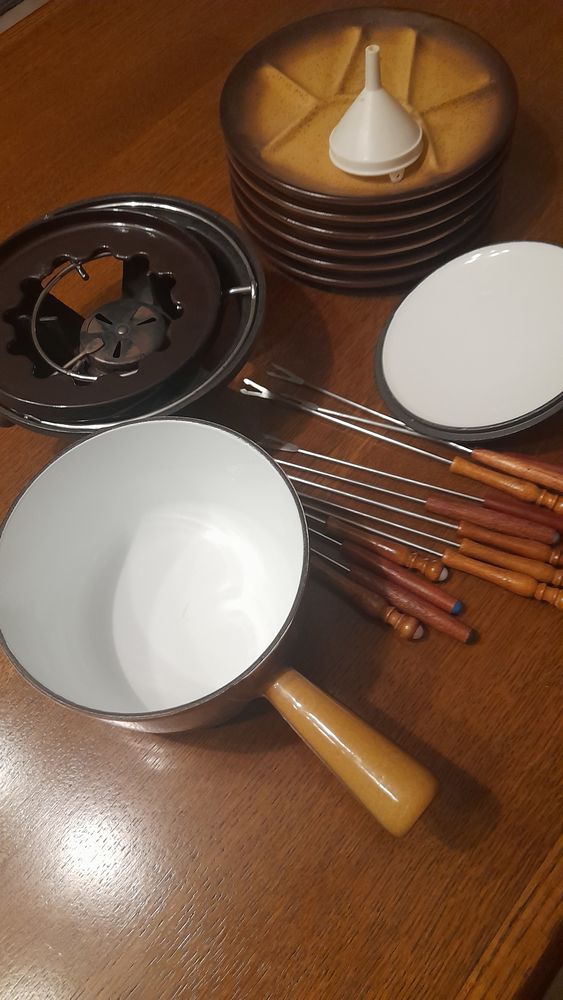 Appareil � fondue en fonte �maill�e 50 Teloch� (72)