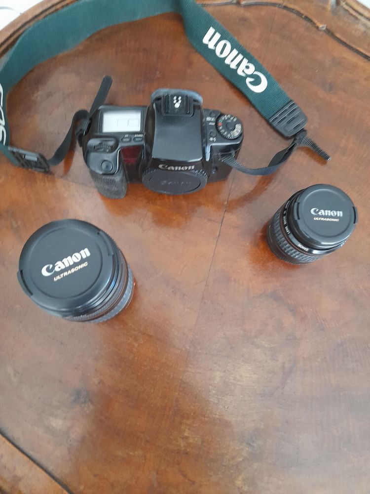 Appareil Photo EOS 100 avec deux objectifs : 35-80 et 75 300 680 Manosque (04)