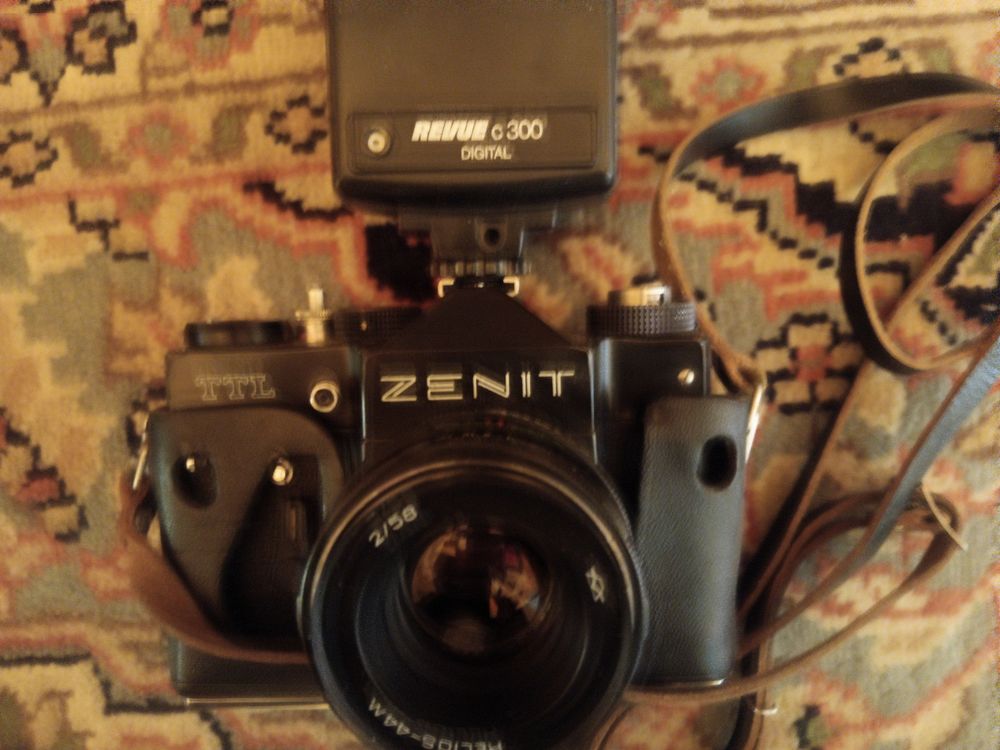 Appareil photo Zenit russe , 258mm , flash
Tr�s bon �tat 300 Perpignan (66)
