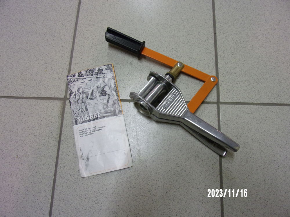 Appareille pour boucher les Bouteilles. 0 Laill� (35)