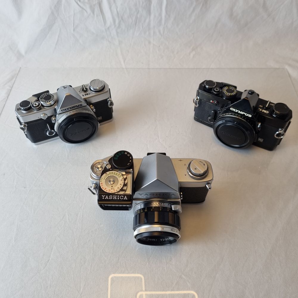 3 Appareils photos argentique SLR 35mm Olympus Yashica 450 Figeac (46)