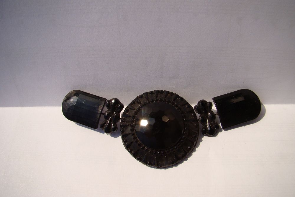 Applique / bijou de robe en jais - Epoque 1900
30 Gargenville (78)