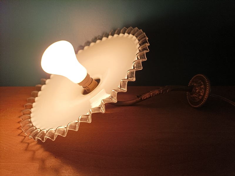 Applique corole verre dentel� blanc support laiton dor� 35 Ploubazlanec (22)