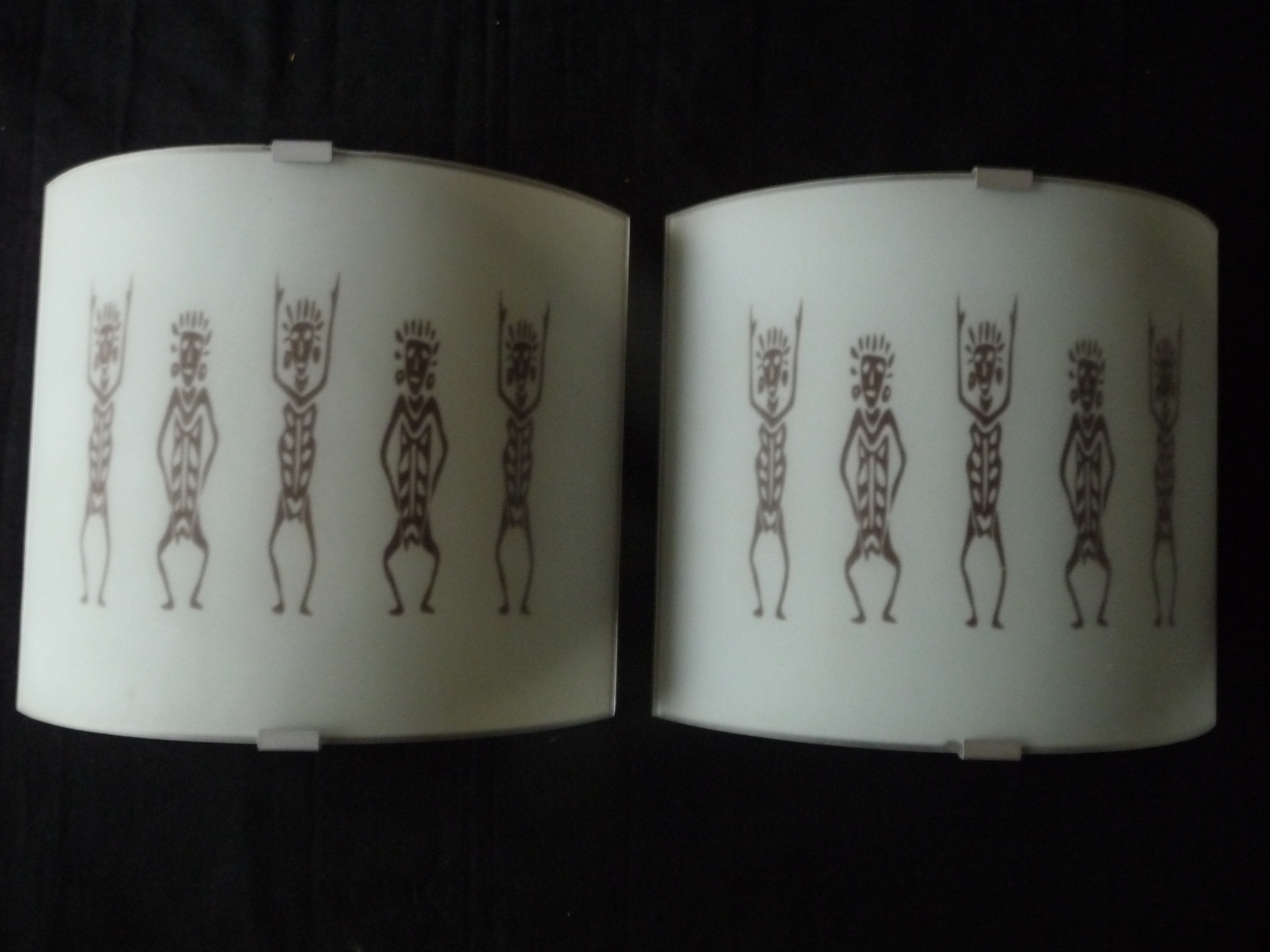 Appliques murales design en verre d�poli orn�es de personnag 31 Mouvaux (59)