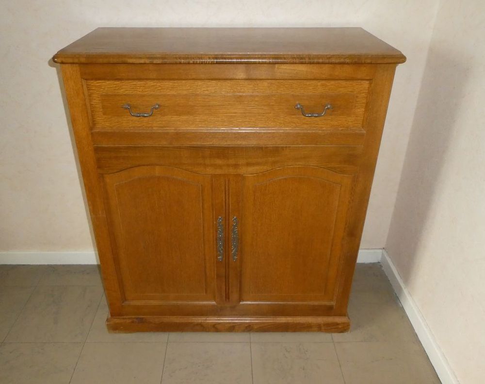 Lit d'appoint pliant dans un petit meuble . 50 Francheville (69)