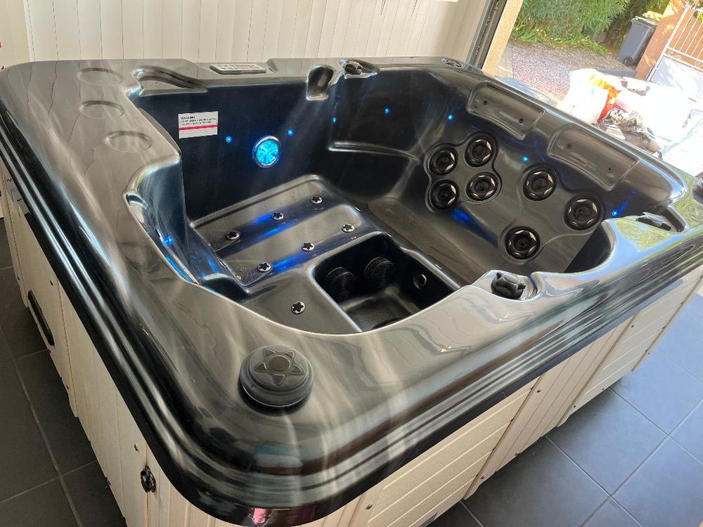 Spa Aquazzi IRIS Noir Marbr� -
3000 Rognac (13)