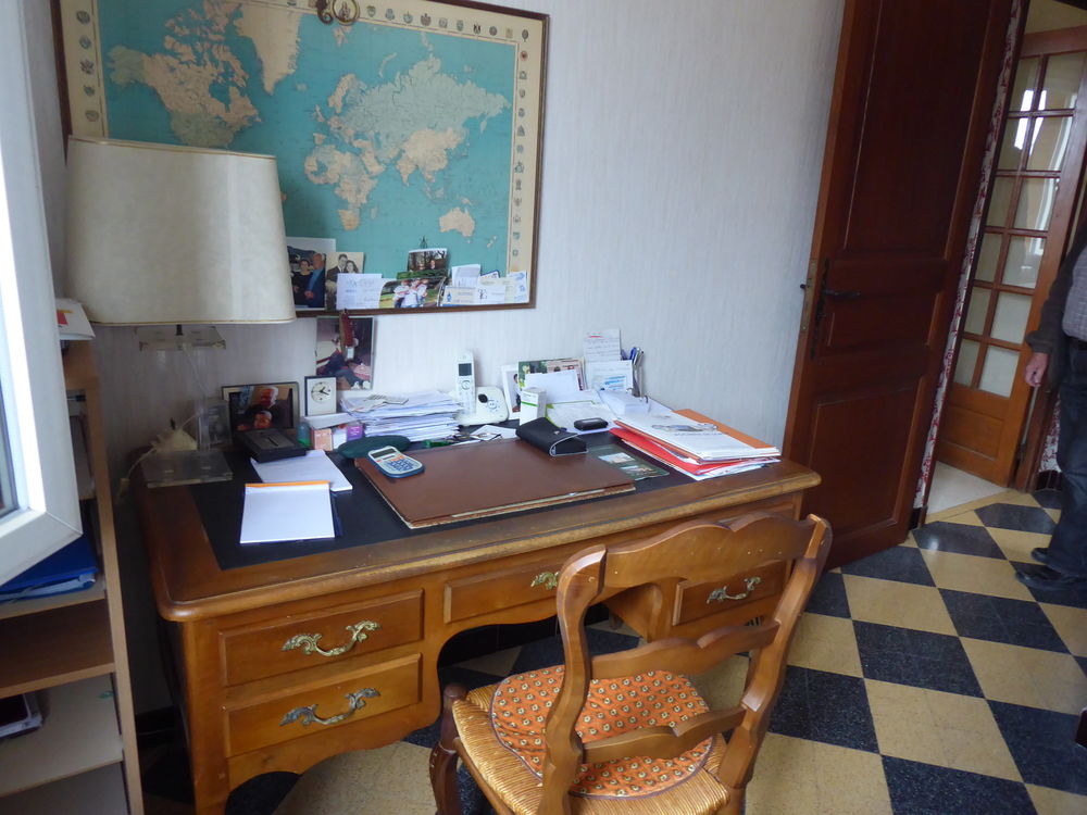 ARLES Bureau en parfait �tat 160 Arles (13)
